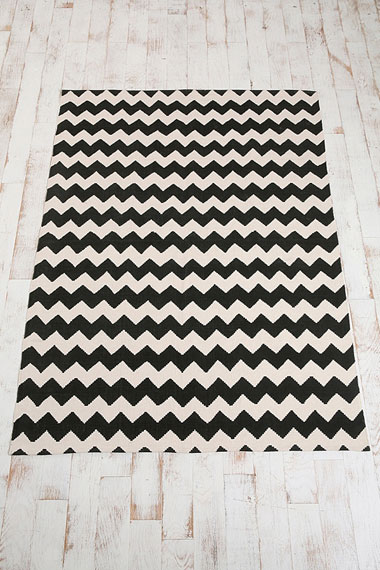 Black zig zag rug