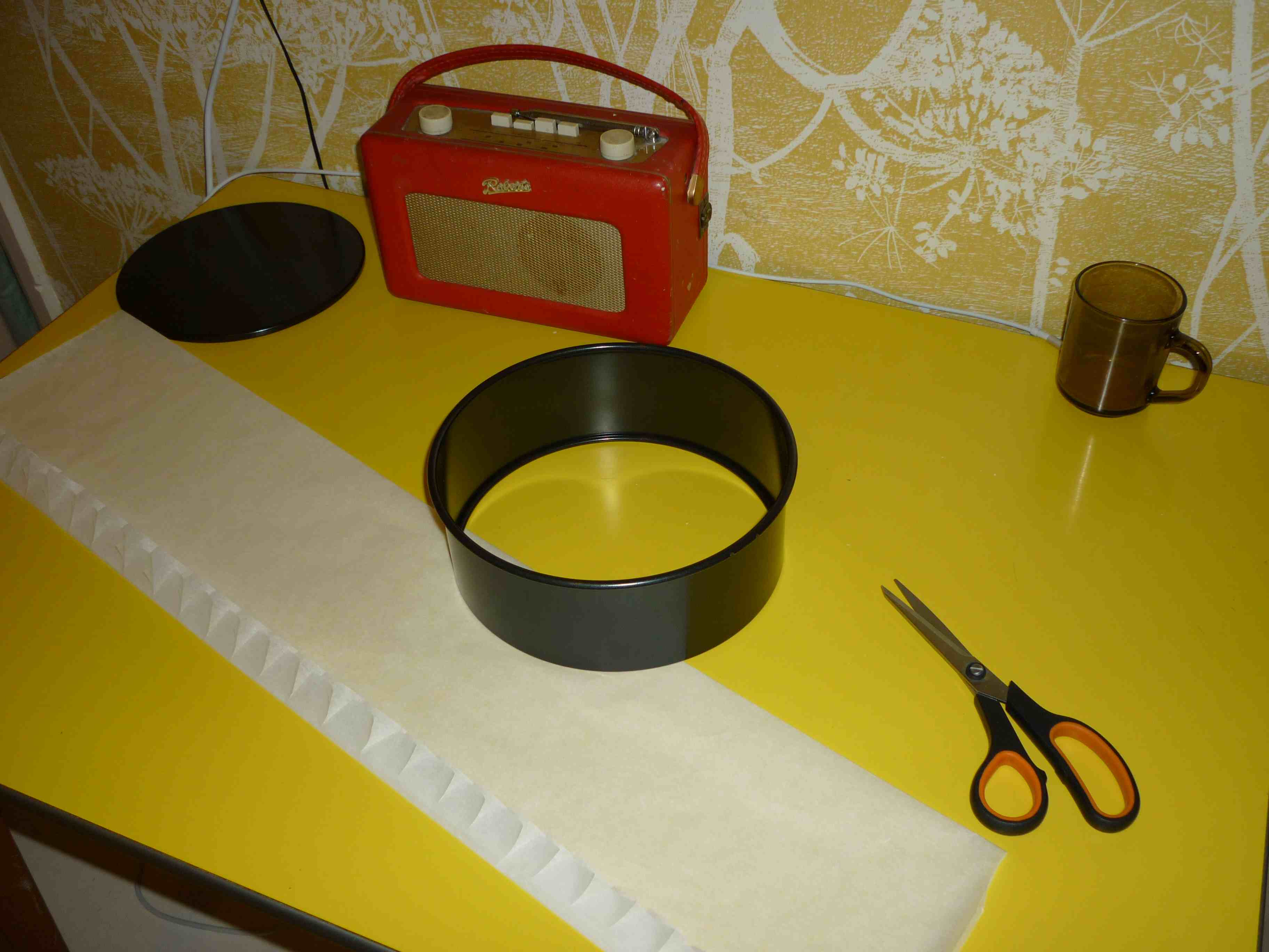 How to line a cake tin