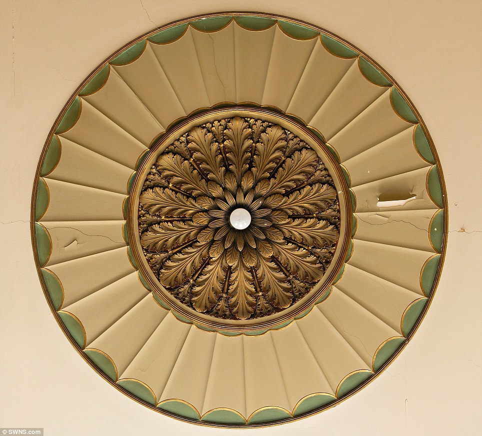 Georgian ceiling rose colours