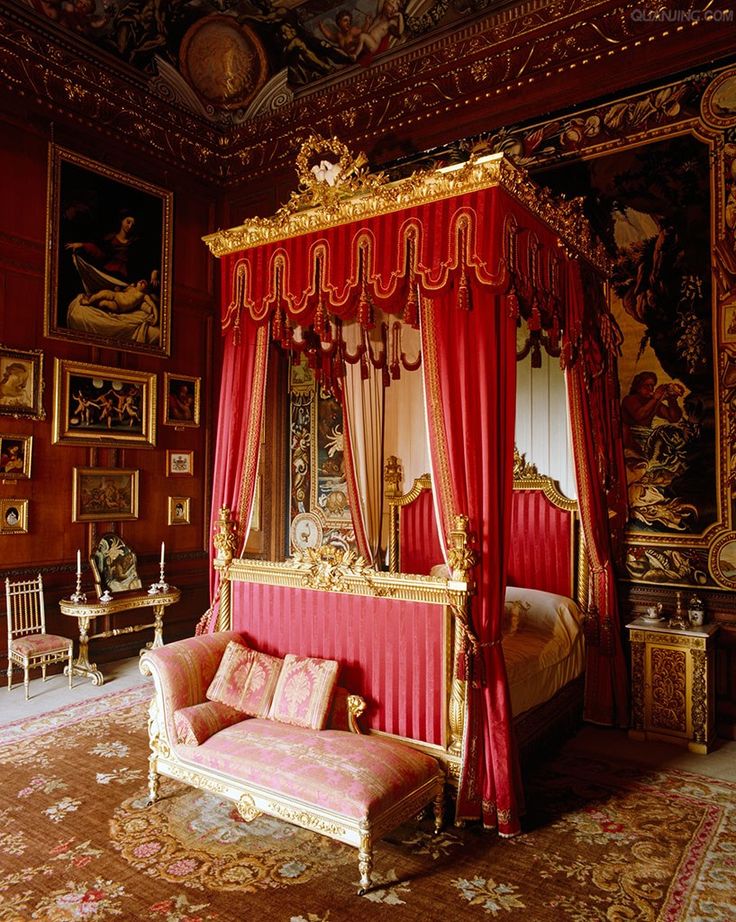 Queen victoria four poster bed