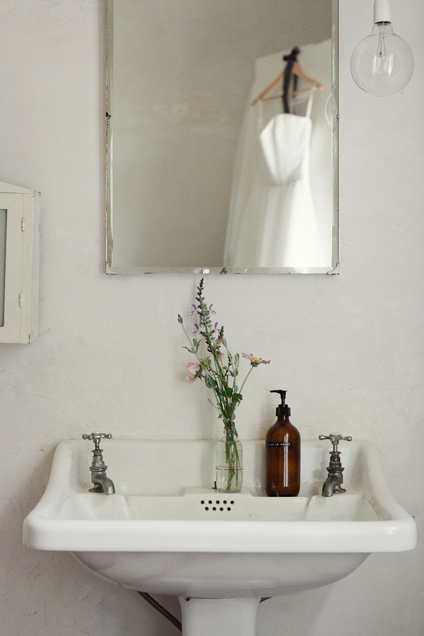 Traditional bathroom basin